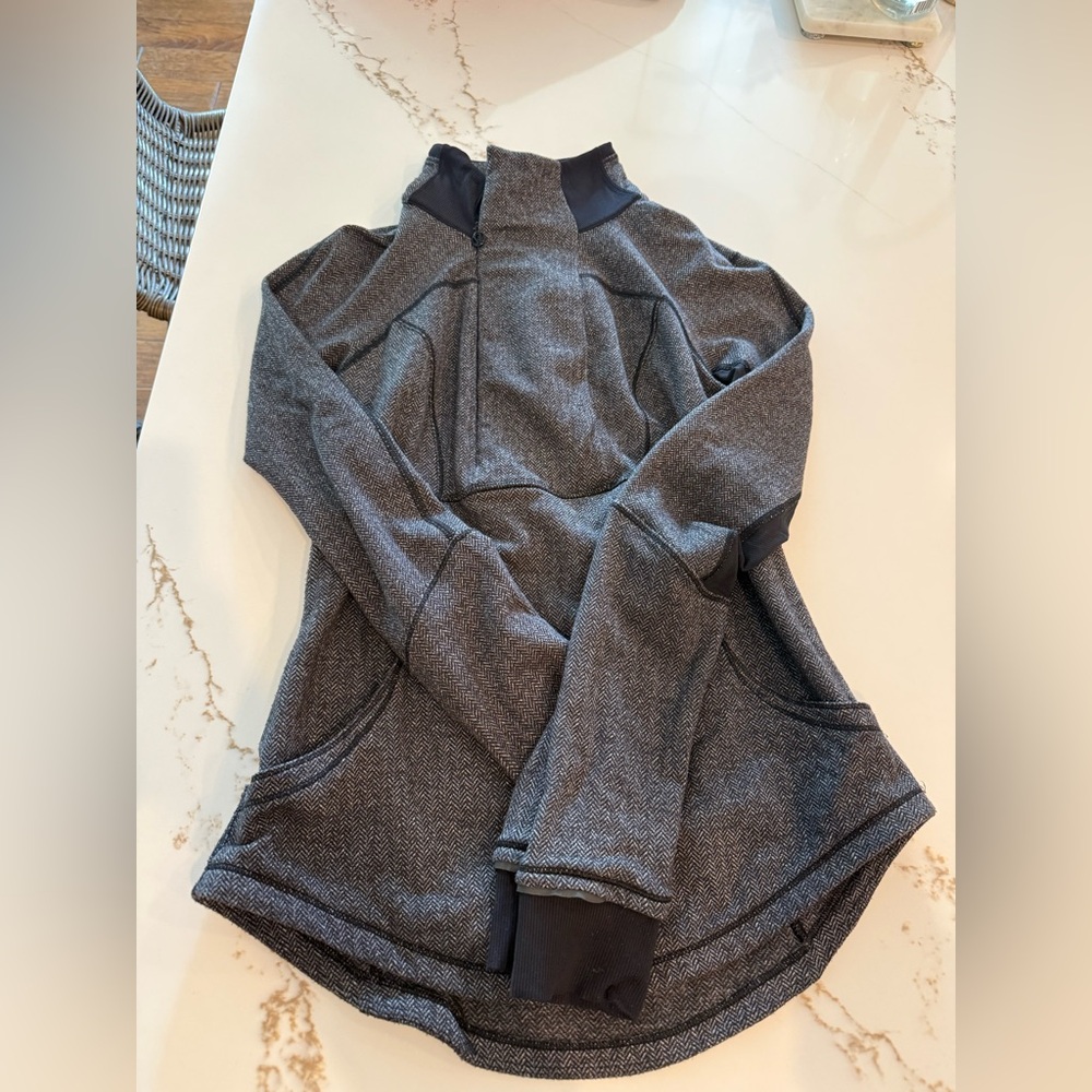 Lululemon pullover size 6